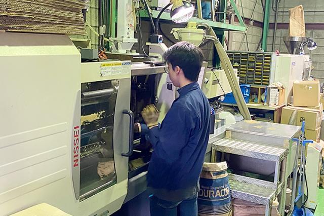 【工場内の樹脂製品製造スタッフ】未経験歓迎◆完全週休二日制！