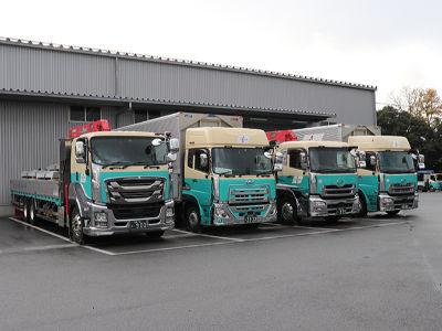 大型平ボディ車のトラック運転手を募集中！運送技術を身につければ月給40万以上の高収入も目指せます...