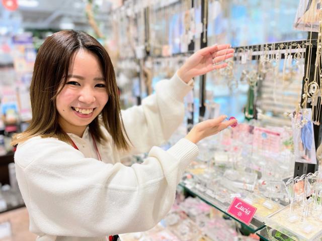 全国展開のアクセサリー販売ショップスタッフ！新ブランド立ち上げによる販売強化の増員！