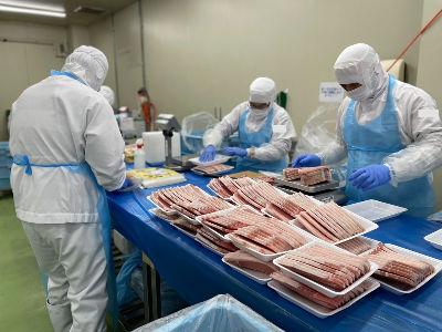 今年春には新工場も増設予定！食肉加工の食品工場です！30代・40代のスタッフを中心に、