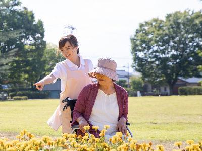 サ高住（定員43名）等での介護福祉士（正職員）募集！/年間休日119日/福利厚生充実の職場です♪