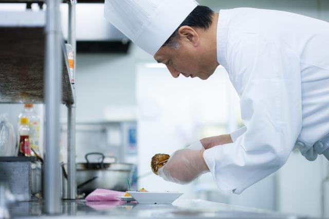 高槻市／調理師正社員／情勢に左右されにくい職場で、資格と経験を生かして活躍しませんか？