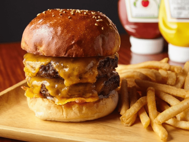 大阪初上陸の話題のハンバーガー店／オープニングスタッフとしてイチからお店を作っていきましょう