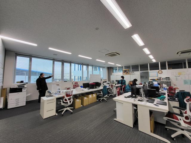 事務正社員として働きませんか。キレイな物流センターでのお仕事です。車両通勤OK！