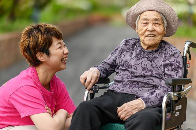 ［豊中市］≪介護スタッフ≫◆正社員◆千里中央駅から徒歩6分！◆入所者様に寄り添う介護スタッフ募集！
