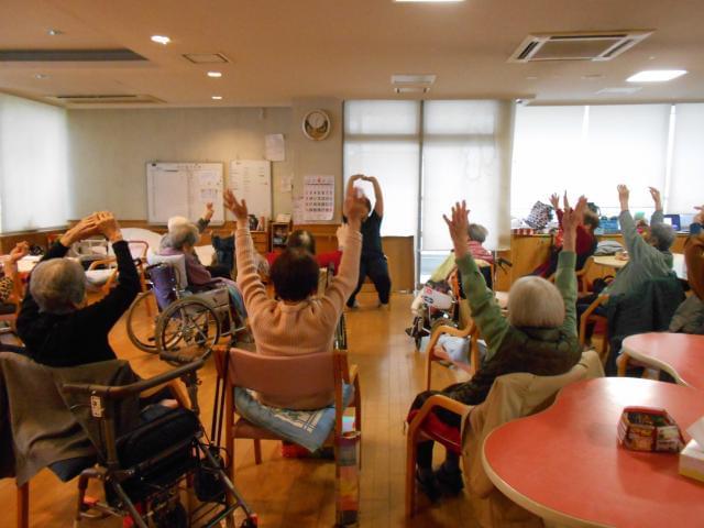 【東淀川区】経験不問！デイサービス介助員の正社員募集！経験不問！複数名募集！年間休日108日！