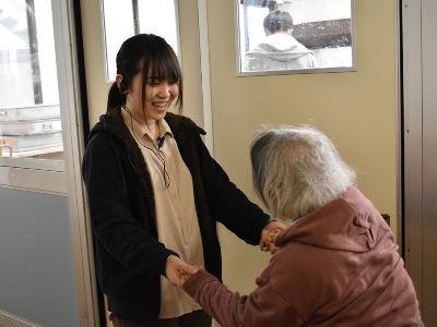 【経験・資格など不問。女性スタッフ活躍中】年次有給休暇を採用時に一部給付！育休・介護休暇取得実績ありで職員の...