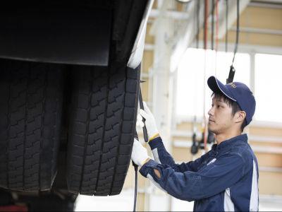 ＼未経験OK／幅広い年齢層の整備スタッフが活躍中！長く勤めていただける職場／自動車好きのメンバー...