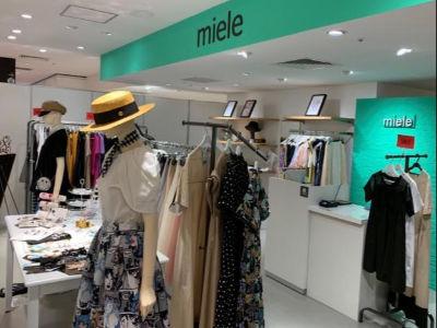 ＼駅直結アパレルショップの接客販売スタッフ／週5日でしっかり稼げる＊完全希望シフト制＊ネイル・ピ...