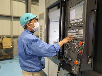 マイカー通勤OK！有給休暇一斉取得制度あり！プログラミングなしの金属加工機械オペレーター(正社員...