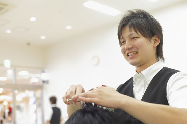 【理容師スタイリスト】◆完全週休2日可◆車通勤OK◆交通費全額支給◆20代〜60代活躍中