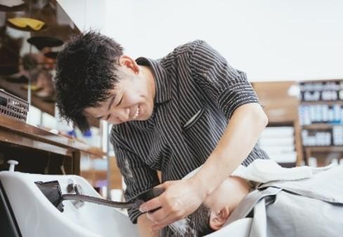 ［美容師免許必須］美容師積極採用中★高待遇！安心＆安定企業！『初』のブランク者向け研修も開始！